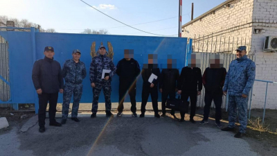 В Абайской области спустя 7 лет у ворот колонии состоялась трогательная встреча троих братьев