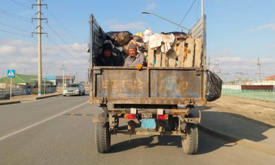 Рабочие ТОО «Спецавтобаза» нарушили правила безопасности, перевозив людей в кузове мусоровоза