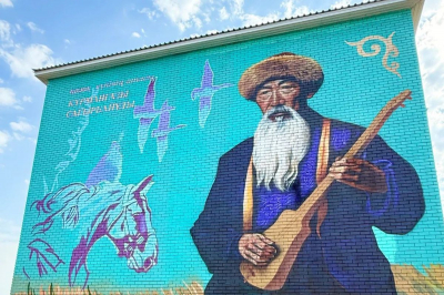 Новый мурал в Атырауской области стал украшением сельского пейзажа