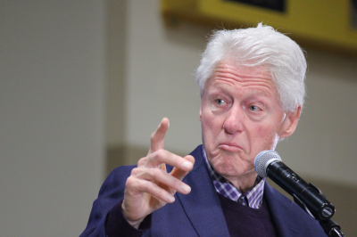 Клинтон заявил, что Штаты &laquo;на краю пропасти&raquo; из-за дела Джеффри Эпштейна