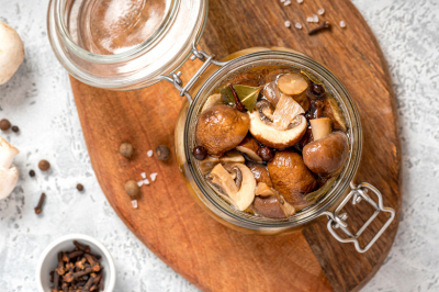 Все закуски ушли на второй план:&nbsp;маринованные шампиньоны &mdash; делайте сразу килограмм, они улетают быстрее мяса