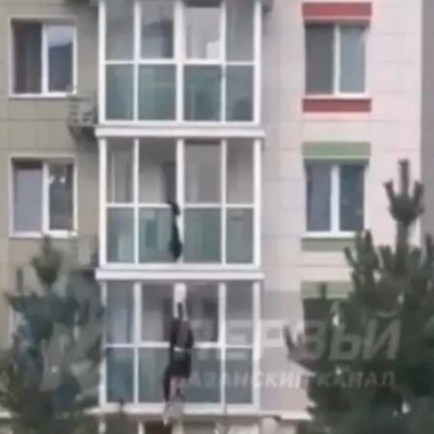 Мужчина сорвался с балкона казанской многоэтажки, пытаясь спуститься по простыням