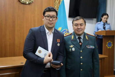 Житель Астаны награждён за спасение провалившегося под лёд человека