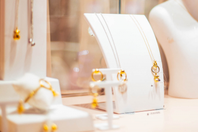 Фигуристке Петросян не продали кольцо Dior в Милане из-за российского паспорта