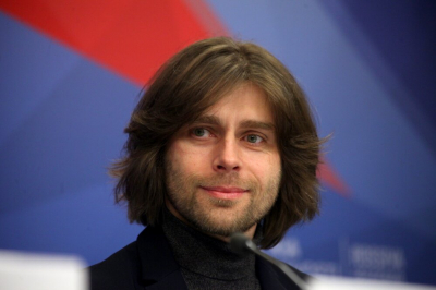 Младшая дочь Заворотнюк помогла отцу Петру Чернышеву посадить цветы на ее могиле