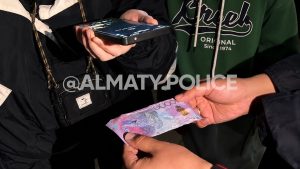 Иностранцы в Алматы расплатились за самсу 10 тыс. тенге и попали в полицию (видео)