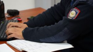 Экс-сотрудника миграционной службы осудили в Уральске из-за 270 тыс. тенге