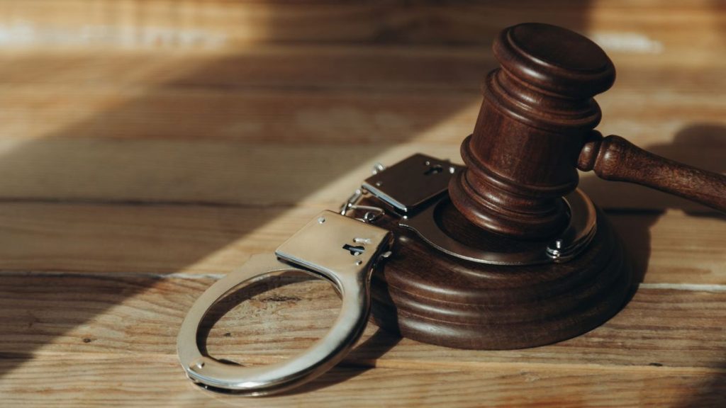 Судебного исполнителя осудили за то, что снял арест со счета должника в Алматы
