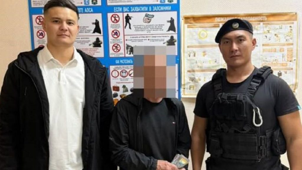 Бойцу СОБР в штатском пришлось позвать напарника в форме для разговора с казахстанцем с пачкой денег