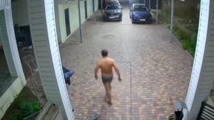 Мужчину задержали после заявления жены в Талдыкоргане: у него изъяли оружие (видео)