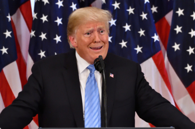 Трамп в ресторане едва отбился от гиперактивного посетителя