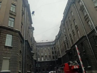 Рабочий повис на проводах, сорвавшись с крыши при уборке снега – видео 11/02/2026 – Новости