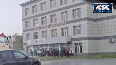 Пришли сдавать ЕНТ: мокнувших под дождем выпускников сняли на видео в Семее