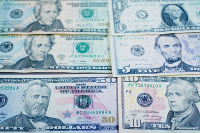 "Чистые" продажи долларов США уже превысили трлн тенге