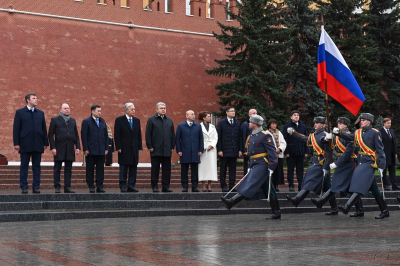 Токаев возложил цветы к мемориалу «Могила неизвестного солдата» в России