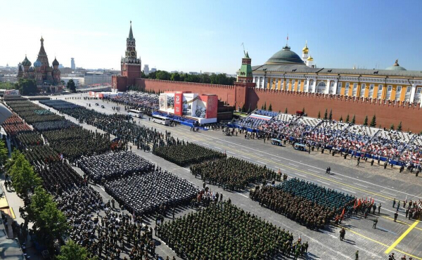 В Москве на Красной площади проходит парад Победы