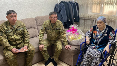 Гвардейцы поздравили труженика тыла