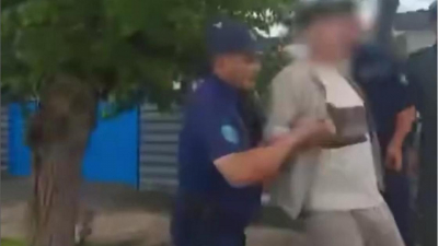 Мопедисты в Астане поспорили с полицией, один попытался сбежать (видео)