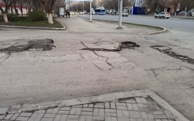 Народный репортёр. На съезде во двор асфальт разбит, ямы