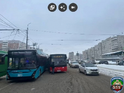 На улице Зорге в Казани автобус не поделил дорогу с троллейбусом