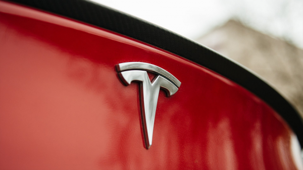 Tesla может временно лишиться продаж в Калифорнии из-за иска