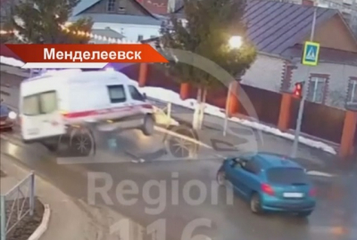 «Скорая» с ребенком перевернулась в Менделеевске после столкновения с Peugeot