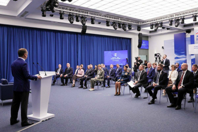 Медведев назвал семь вызовов для новой Народной программы «ЕР»