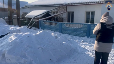 Девочку насмерть завалило снегом во время игры на улице - видео 23/01/2026 – Новости