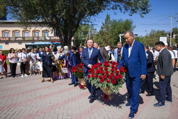Алматинская область подарила земле Абая скульптуру «Золотой человек»