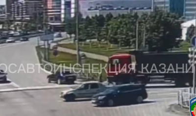 ГАИ опубликовала видео наезда грузовика на девочку в Казани
