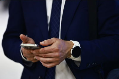 Пользователи смартфона Samsung пожаловались, что он краями режет одежду