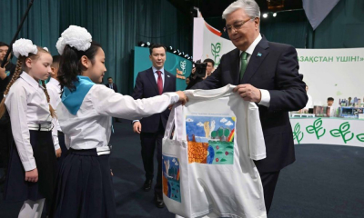 Юная атыраучанка подарила президенту футболку с авторским рисунком