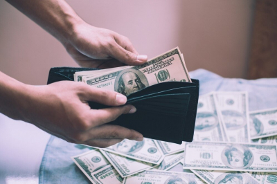 Пассажиры Алматы задекларировали свыше 3,7 млн долларов
